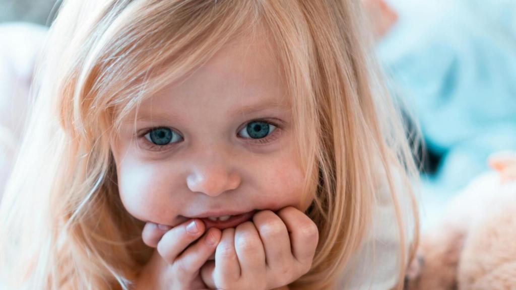 Una niña mira a cámara