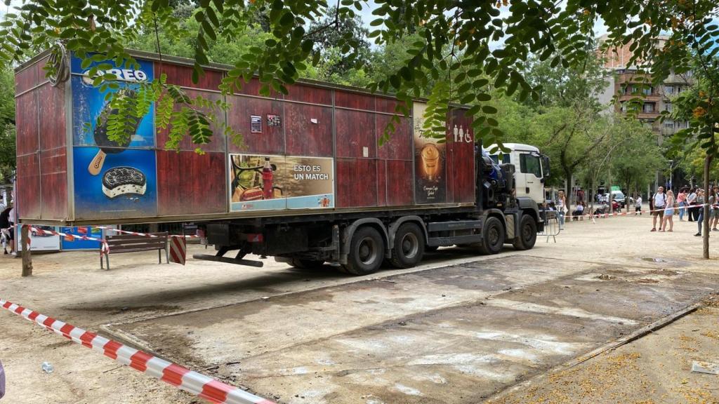 Desmontaje del chiringuito de la plaza de la Sagrada Família