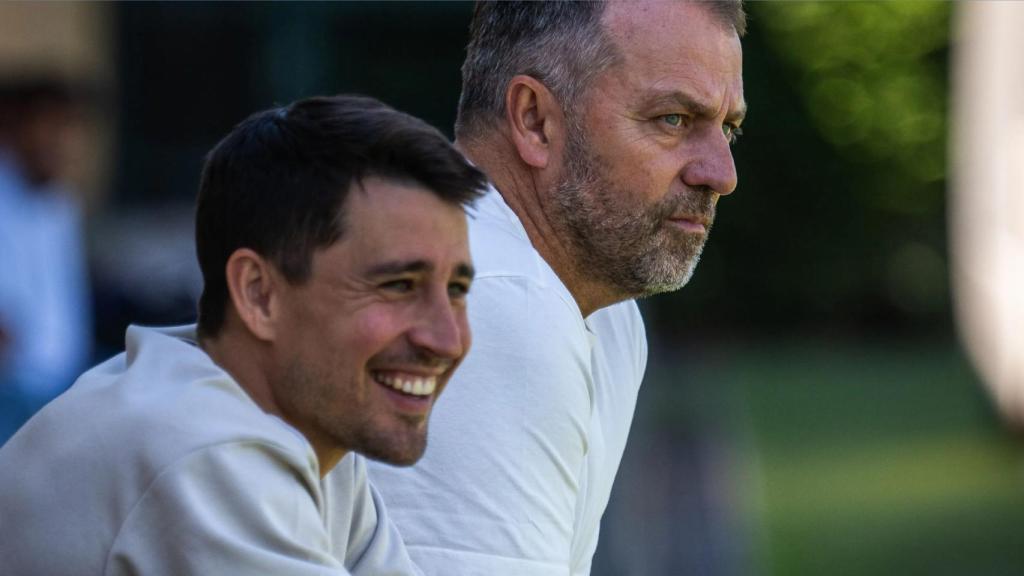 Bojan Krkic y Hansi Flick, observando el entrenamiento del Barça B