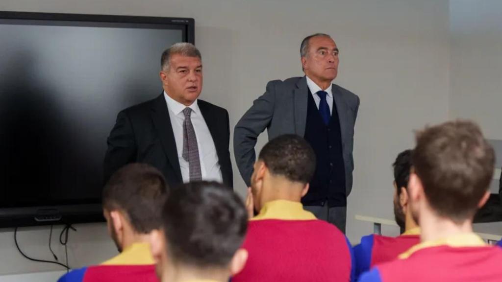 Joan Laporta y Rafa Yuste se dirigen al primer equipo del Barça