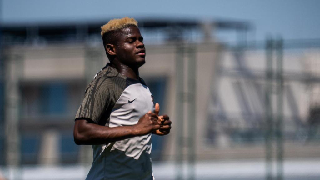 Mika Faye, durante un entrenamiento con el Barça B