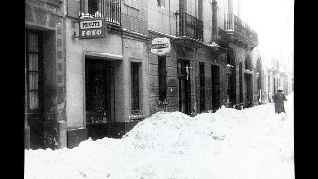 Tienda de fotografía Monrós en su inauguración en 1952