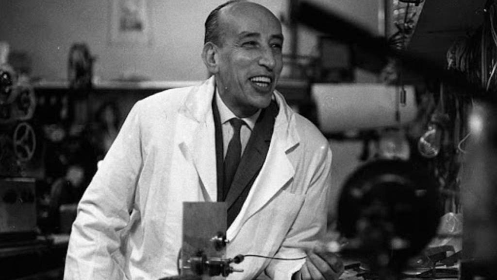 El granadino José Val del Omar, en el Laboratorio P.L.A.T. (Picto-Lumínico-Audio-Tactil).