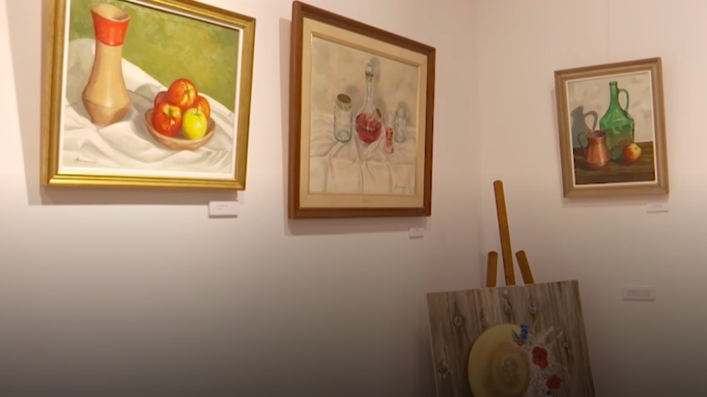 Algunos de los cuadros de Antoni Monrós en l’Auditori Barradas de L'Hospitalet