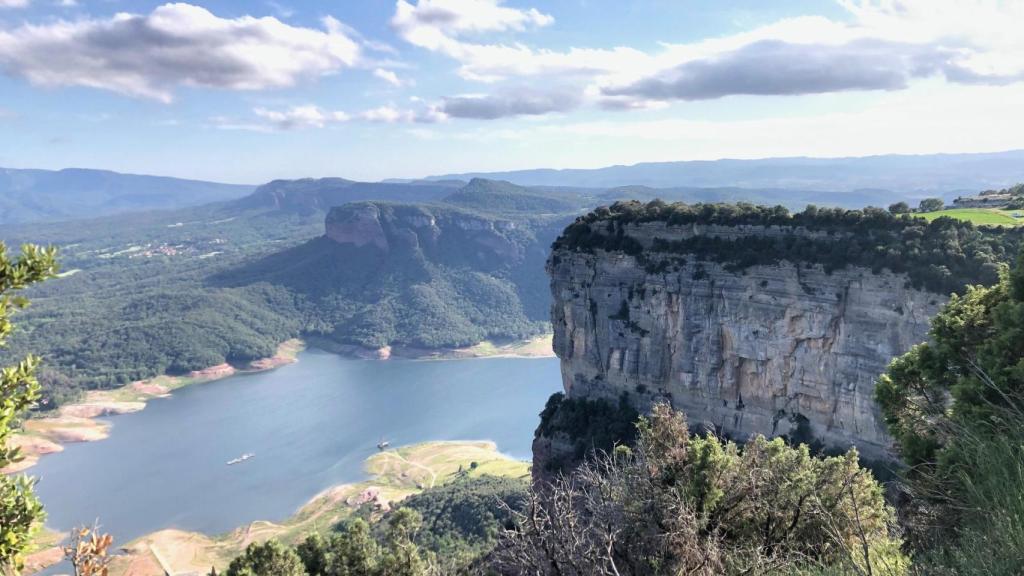 La iglesia del pantano de Sau ya rodeada de agua