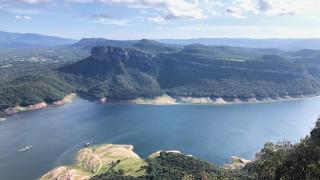 La iglesia del pantano de Sau ya rodeada de agua muestra la superación de la sequía