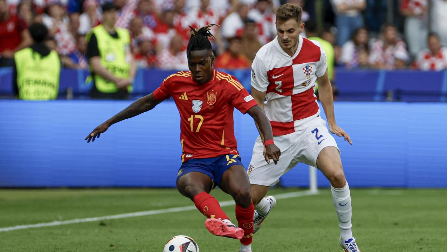 Nico Williams intenta superar a Stanisic en el España-Croacia