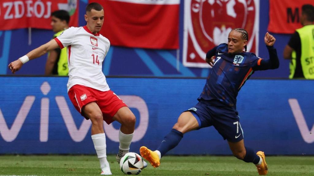 Xavi Simons disputa el balón contra Kiwior en el Países Bajos-Polonia