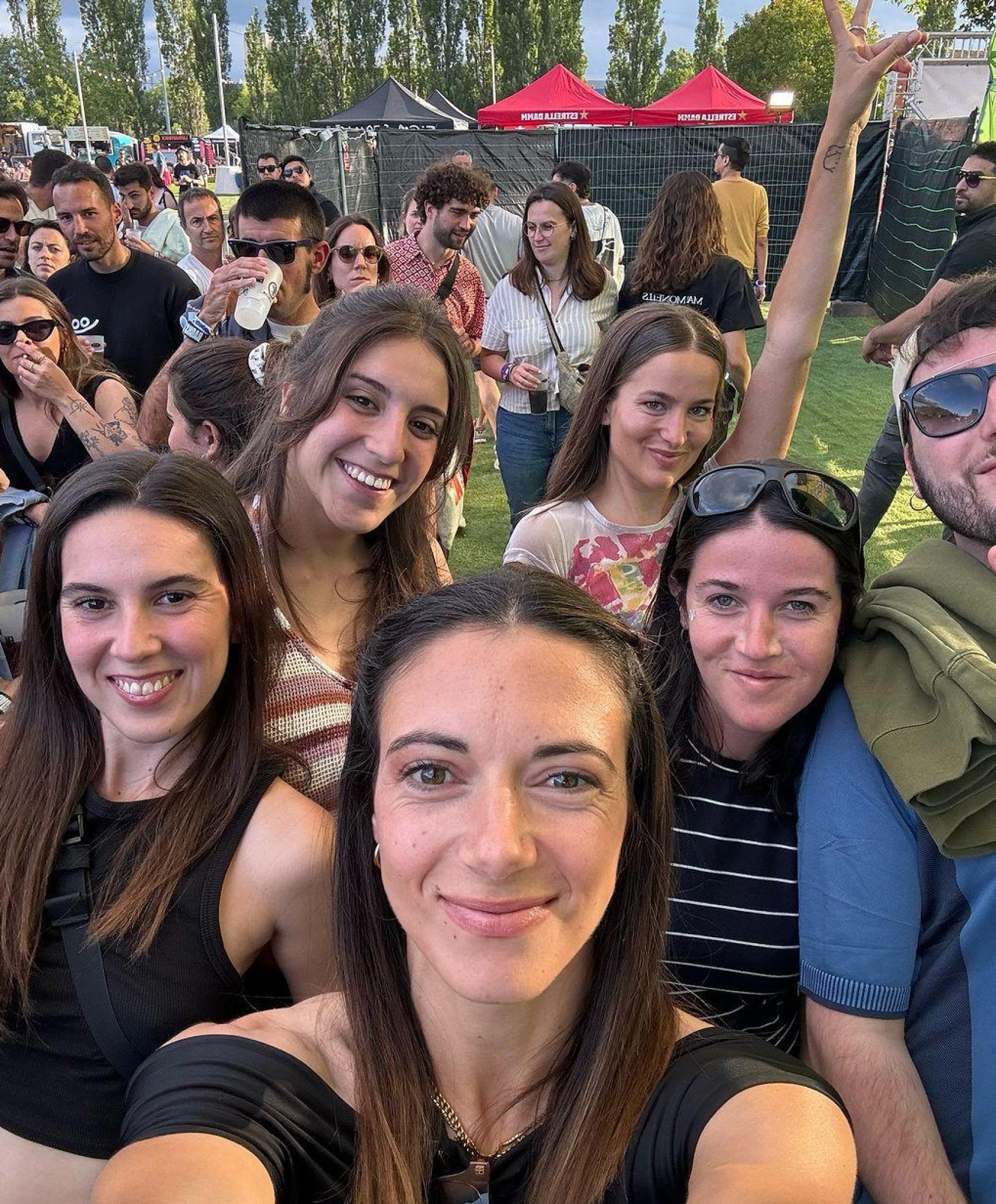 Aitana Bonmatí en el Cabró Rock con amigos