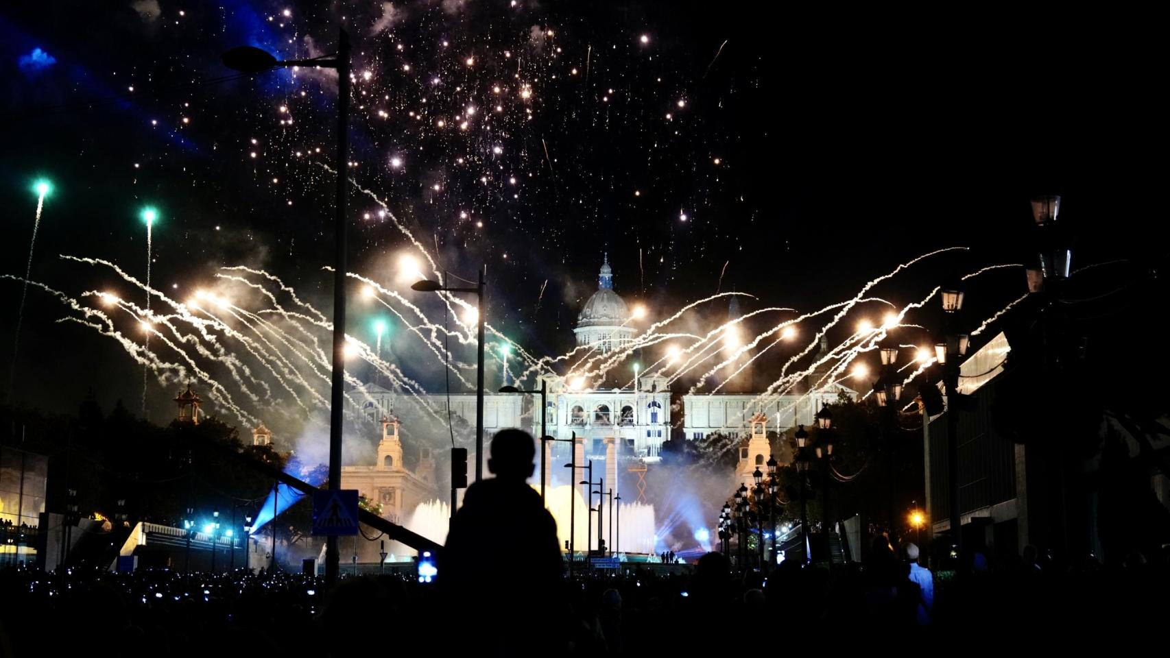 Imagen de archivo de un espectáculo piromusical con fuegos artificiales en Barcelona