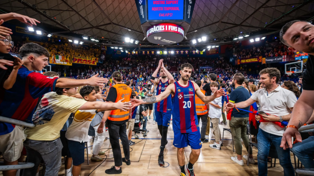 Los jugadores del Barça de basket, tras caer eliminados de Liga ACB en el Palau