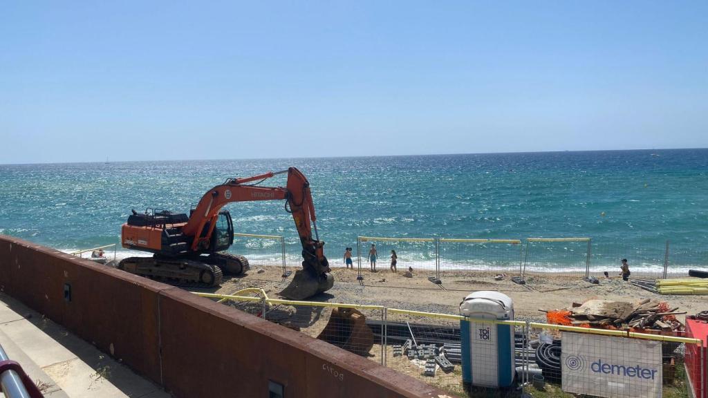 Grúas trabajando en la playa de Sant Joan de Montgat en junio de 2024