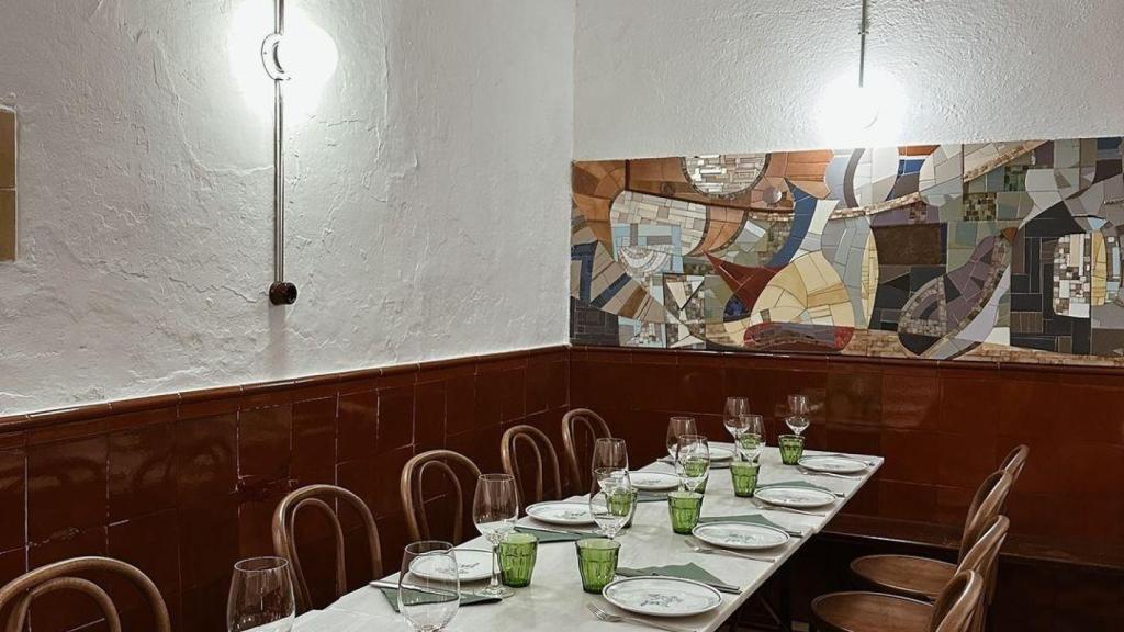 Interior del nou restaurant de Mantequerías Pirenaicas de Gràcia, al estil taverna