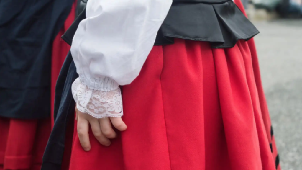 Encaje de un traje tradicional vasco