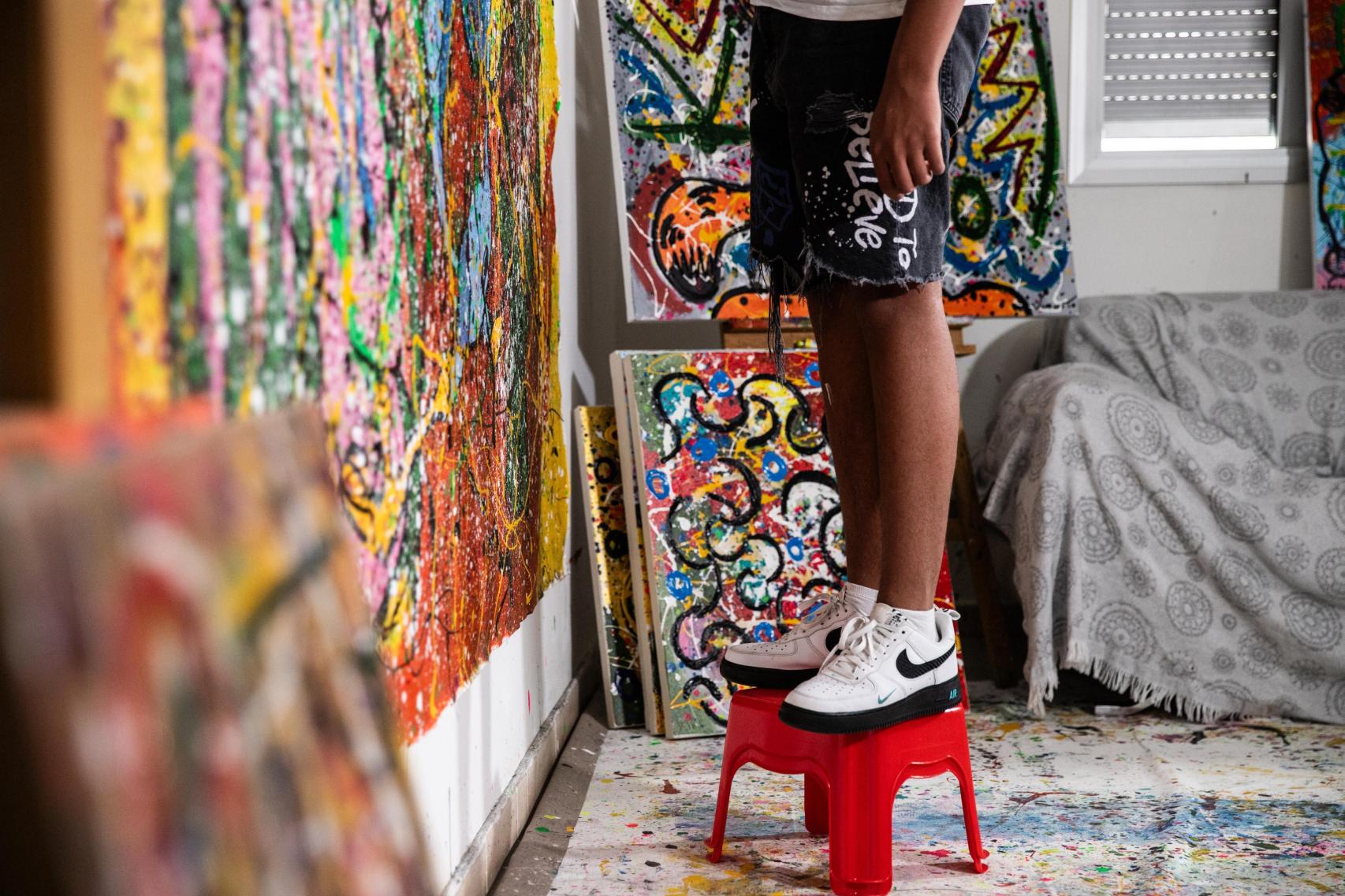 Juanito Cortés subido a un taburete en su estudio de Sabadell