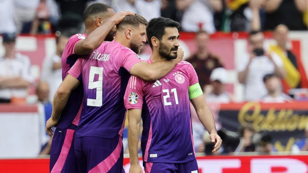 Los futbolistas alemanes celebran el gol de Gundogan en el Alemania-Hungría
