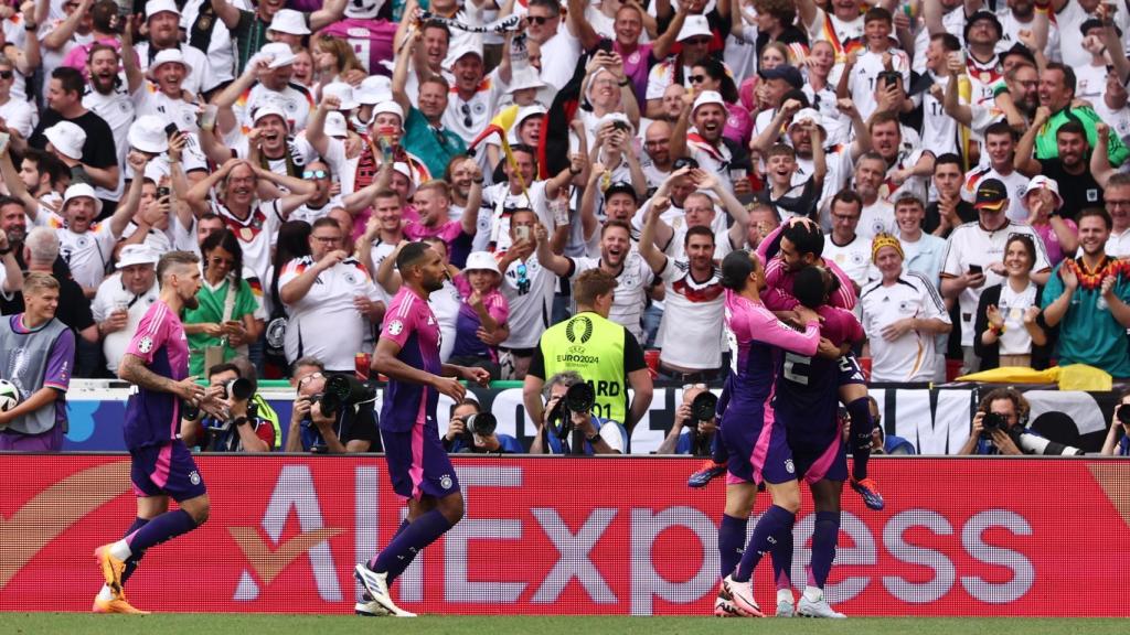 La selección de Alemania festeja el gol de Gundogan contra Hungría