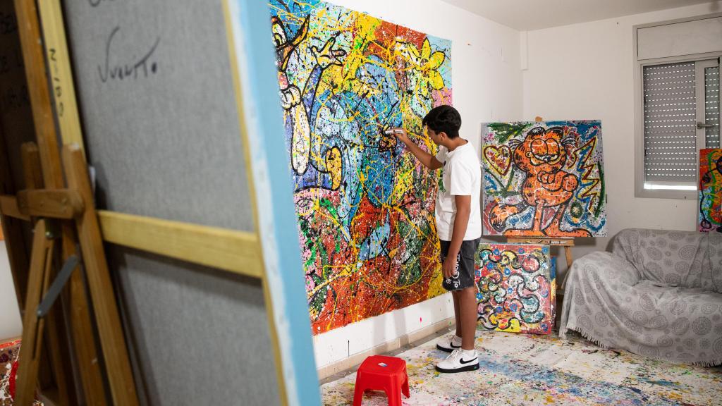 Juanito Cortés pintant un quadre al seu estudi de Sabadell