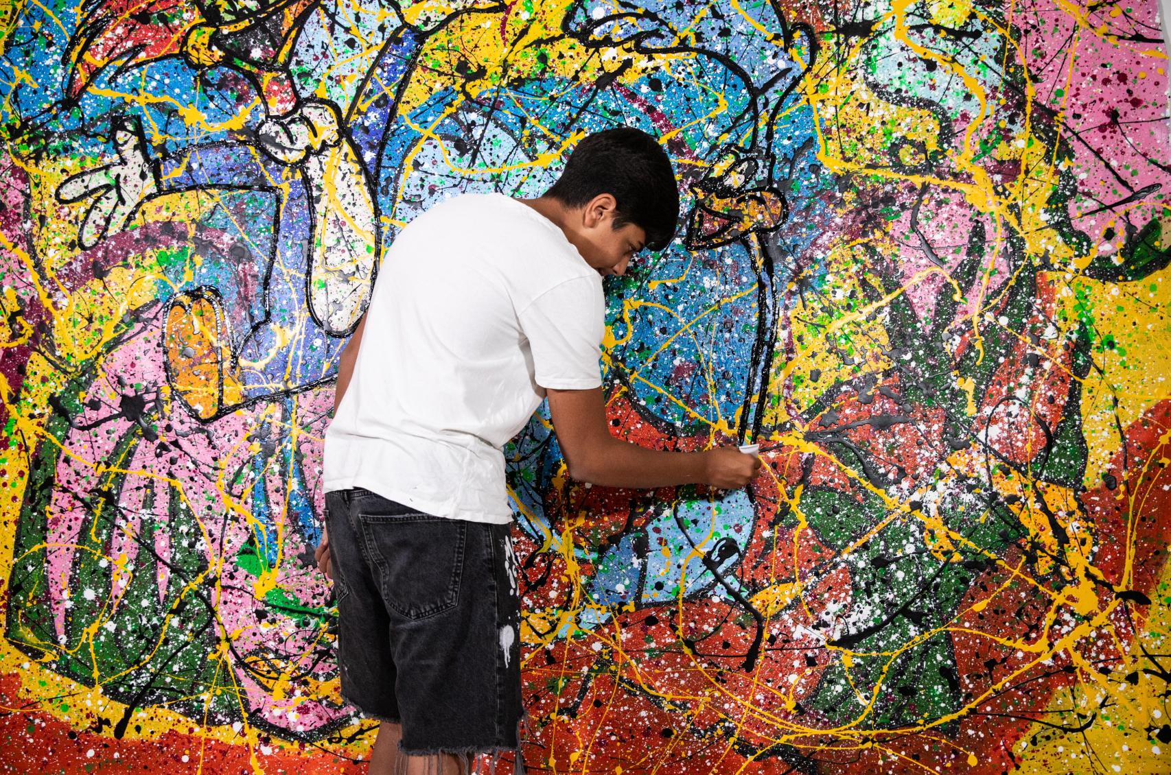 Juanito Cortés pintando un cuadro en su estudio de Sabadell