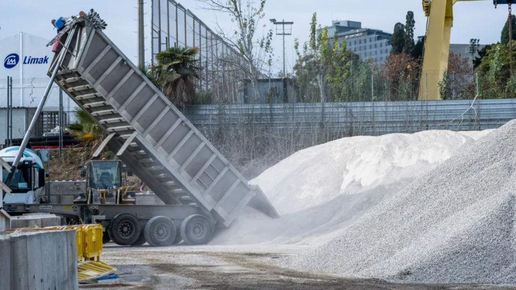 Camiones dejando materiales en la cementera del Camp Nou