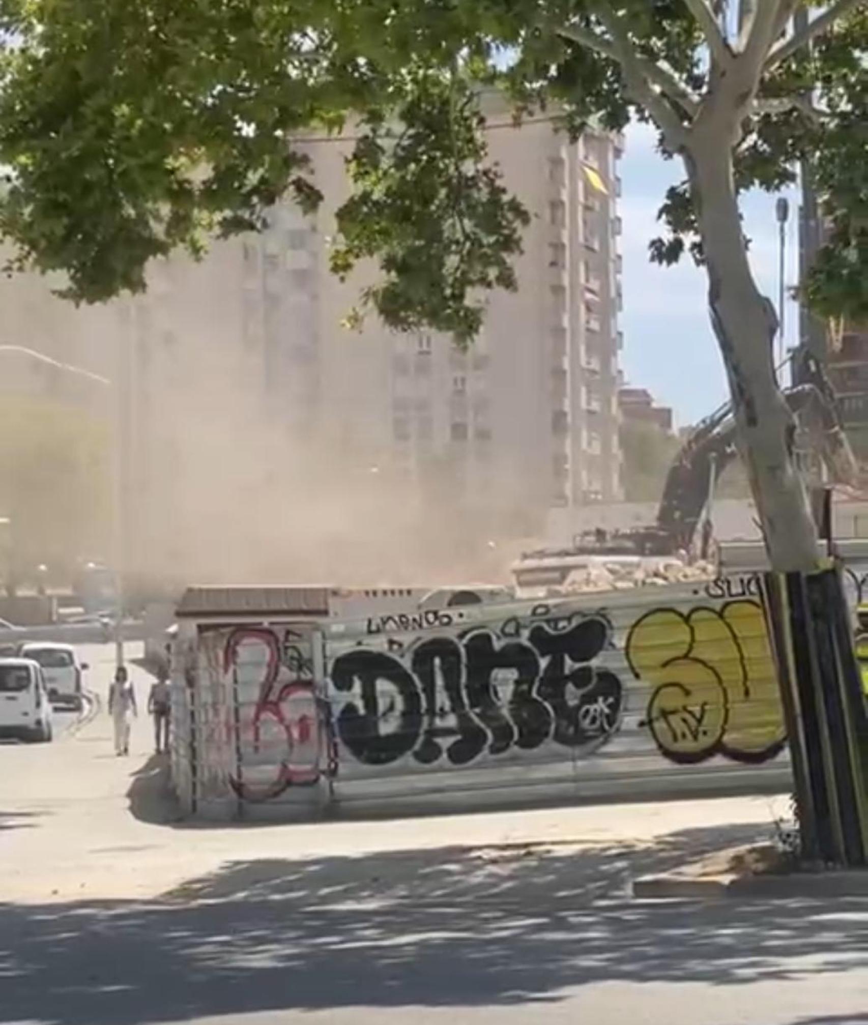 Polvo que se levanta de la pedrera de las obras del nuevo Camp Nou