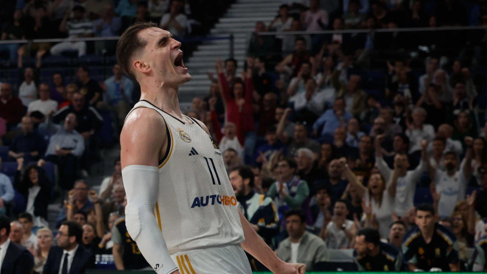 Mario Hezonja celebra una canasta del Real Madrid