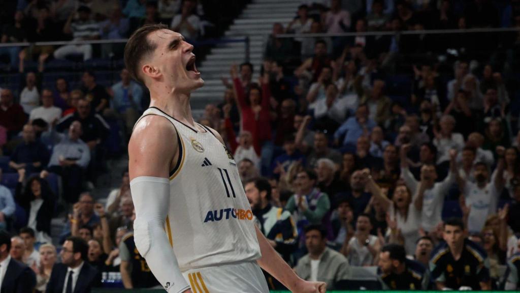 Mario Hezonja celebra una canasta del Real Madrid