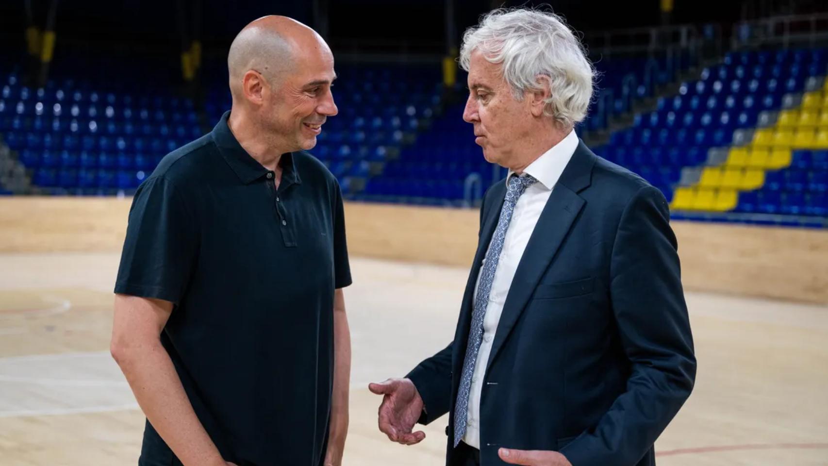 Joan Peñarroya, junto a Josep Cubells, en su presentación como nuevo entrenador del Barça de basket