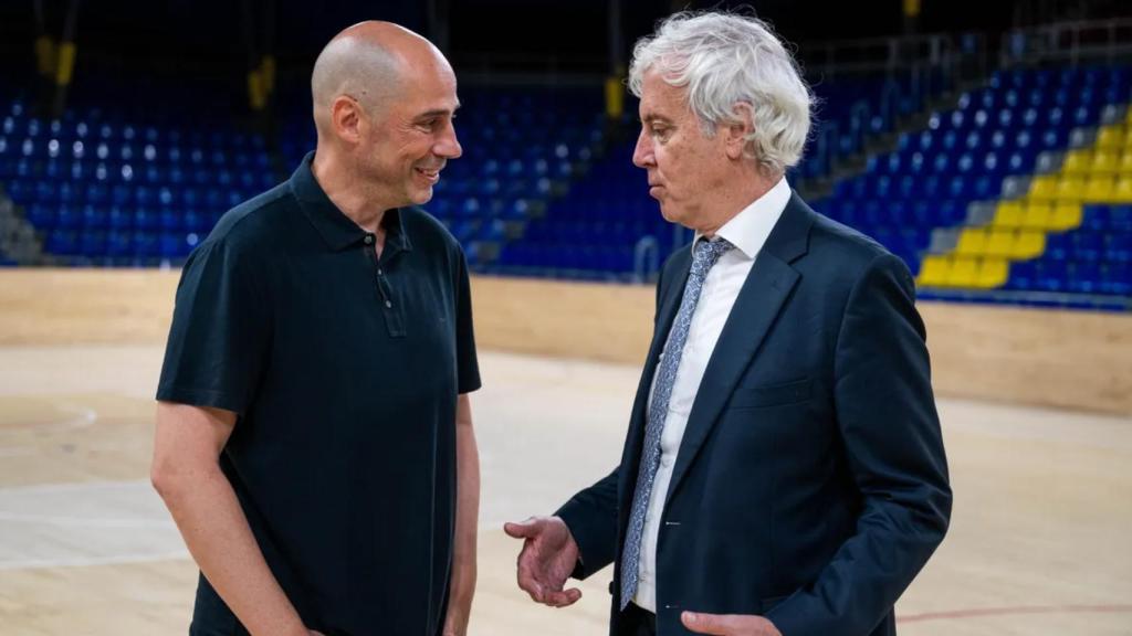 Joan Peñarroya, junto a Josep Cubells, en su presentación como nuevo entrenador del Barça de basket
