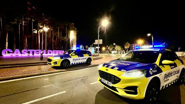 Patrullas de la Policía Local en el paseo marítimo de Castelldefels