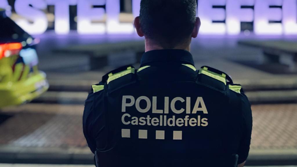 Agente de la Policía Local controlando en el paseo marítimo de Castelldefels