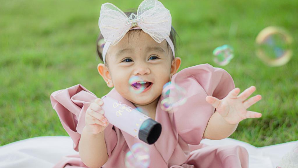 Una niña con un lazo en la cabeza