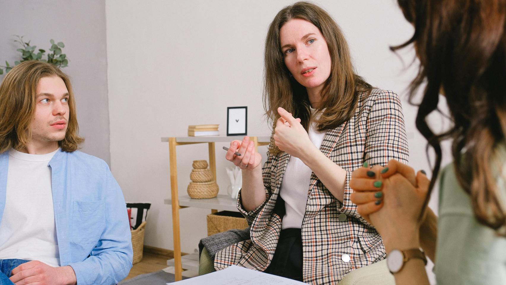 Un grupo de personas hablando