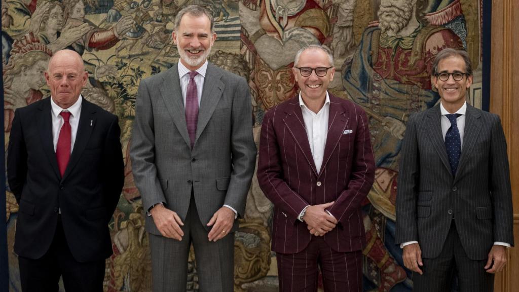 l Rey Felipe VI (2i) recibe en audiencia al consejero delegado de la America’s Cup, Grant Dalton (i), al presidente y consejero delegado de la Fórmula 1, Stefano Domenicali (2d), y al presidente del consejo de administración de Fira Barcelona, Pau Relat (d), en el Palacio de La Zarzuela