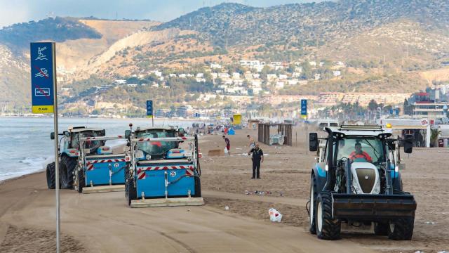 Un dispositivo de limpieza en una playa del área metropolitana de Barcelona