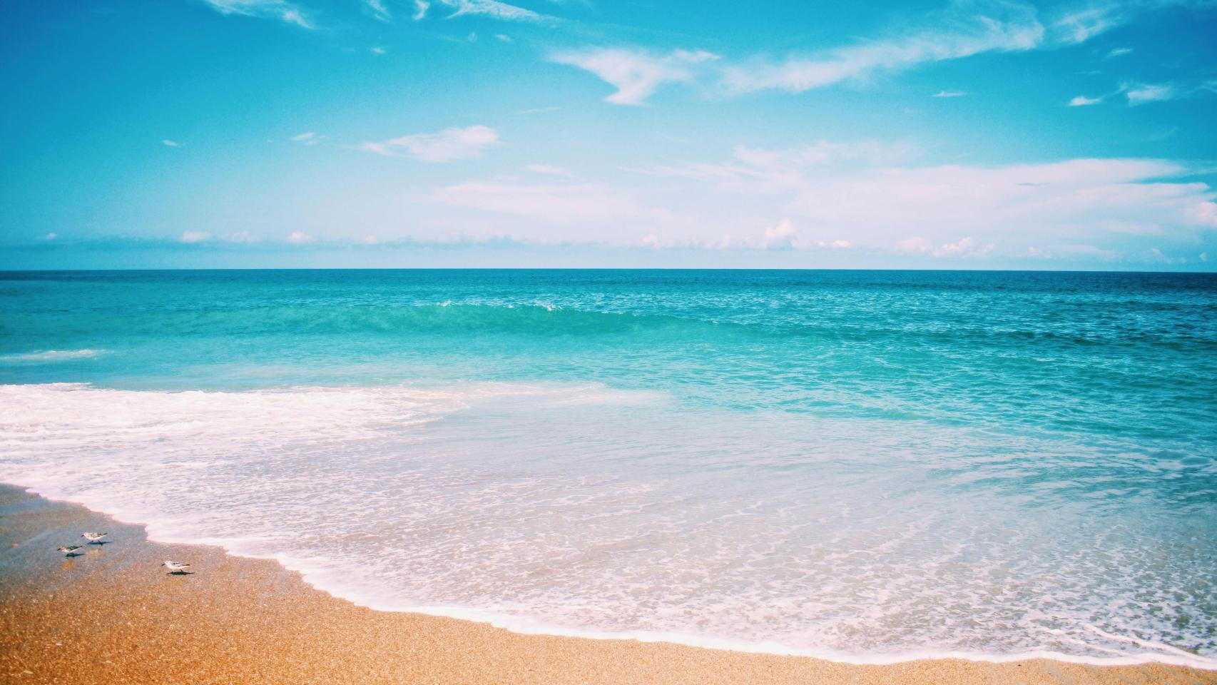 Una playa con aguas turquesas