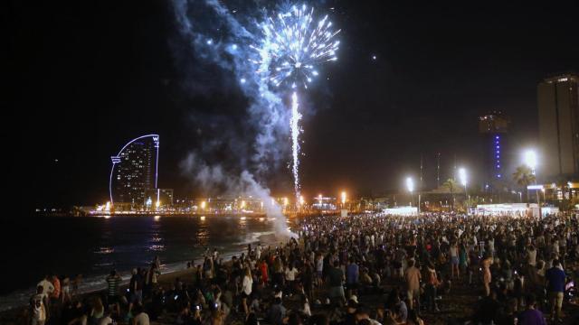 Fuegos artificiales durante la tradicional verbena de Sant Joan en la Barceloneta