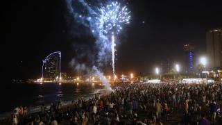 Fuegos artificiales durante la tradicional verbena de Sant Joan en la Barceloneta