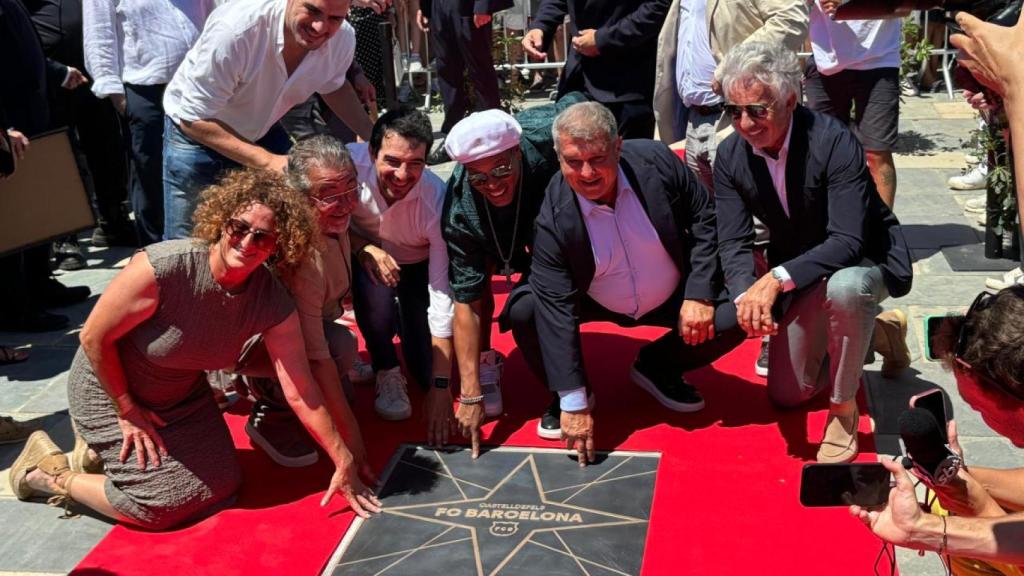 Ronaldinho y Laporta se fotografían con la estrella del Barça en Castelldefels (2)