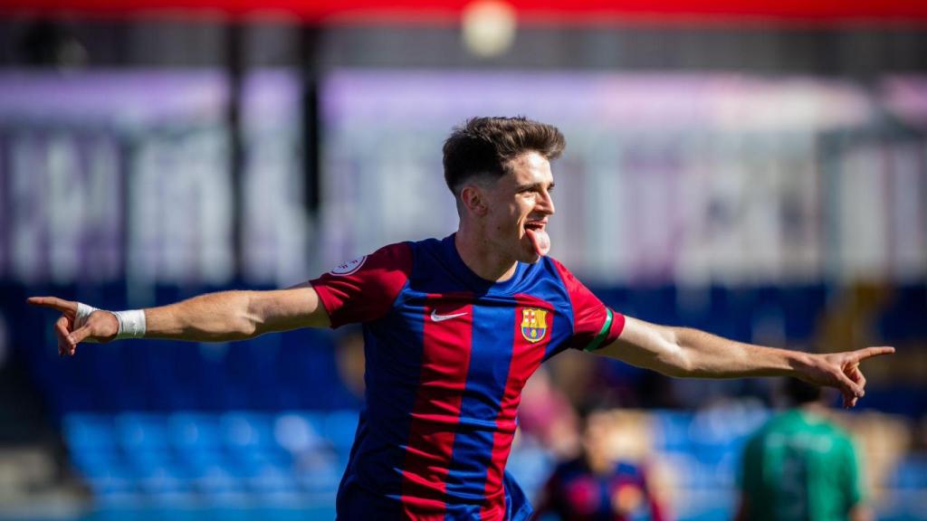 Pau Víctor festeja un gol con el Barça B