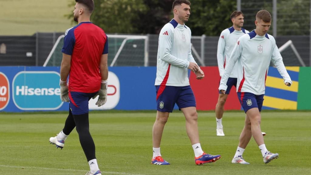 Unai Simón, Dani Olmo y Aymeric Laporte, en un entrenamiento de la selección española