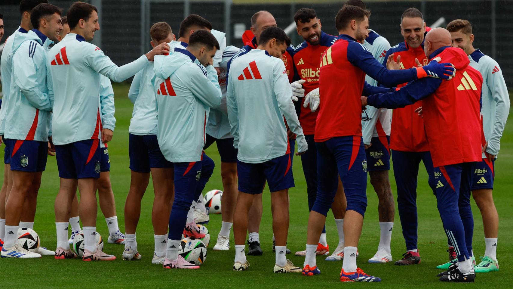 Luis de la Fuente atraviesa el túnel de collejas por el día de su cumpleaños