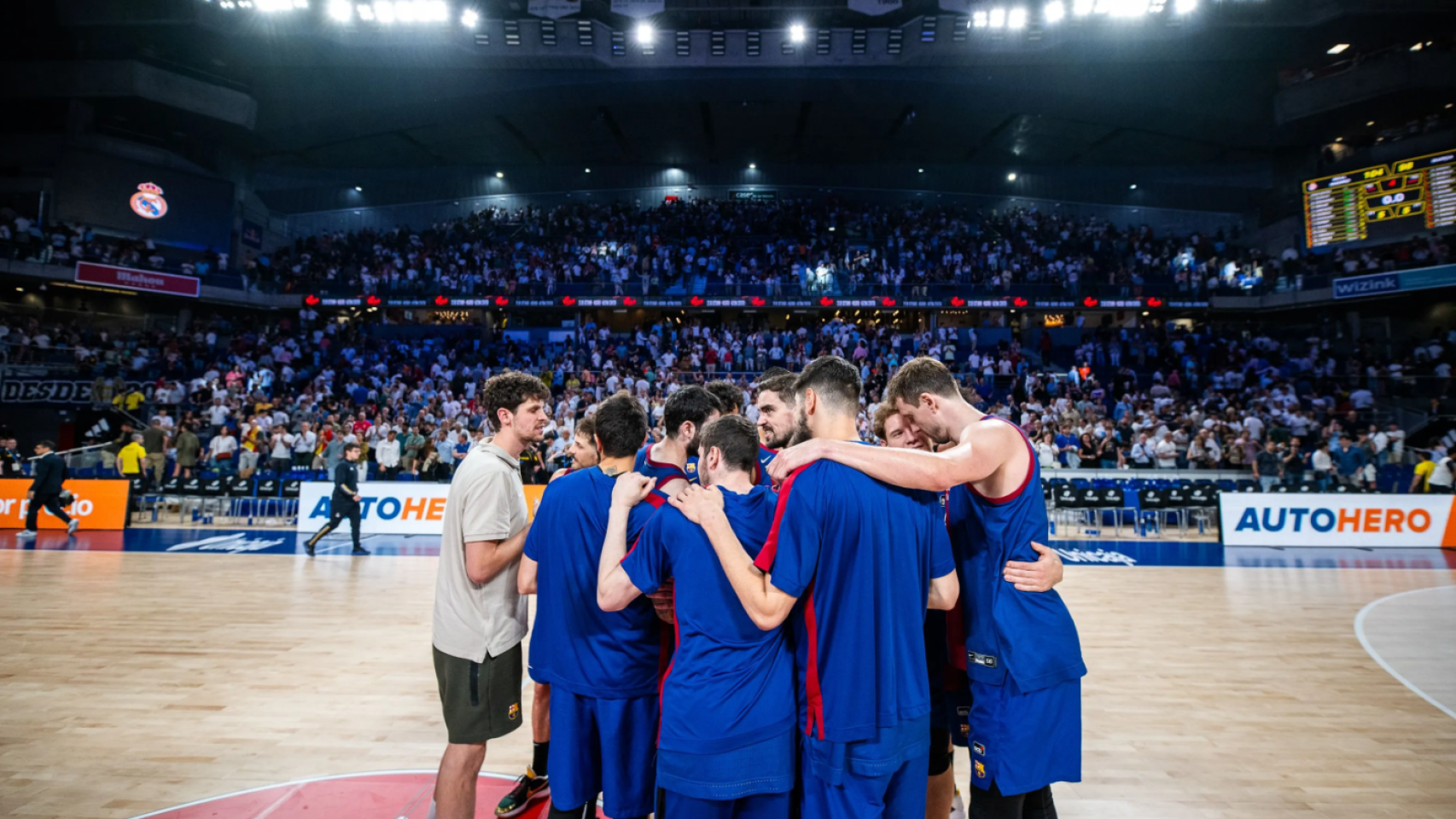 Los jugadores del Barça de basket hacen piña en el clásico de Liga Endesa contra el Real Madrid