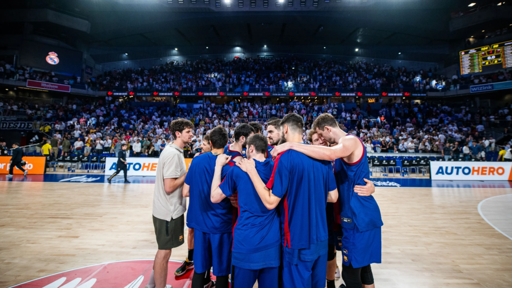 Los jugadores del Barça de basket hacen piña en el clásico de Liga Endesa contra el Real Madrid