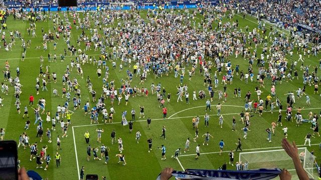 Aficionados del Espanyol saltando al campo para celebrar el ascenso de su equipo