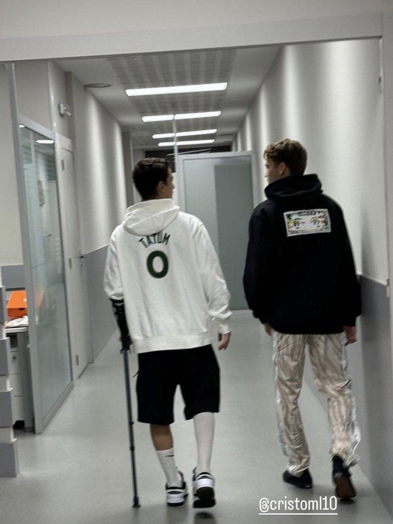 Gavi, junto a Cristóbal Múñoz, en las instalaciones del Barça