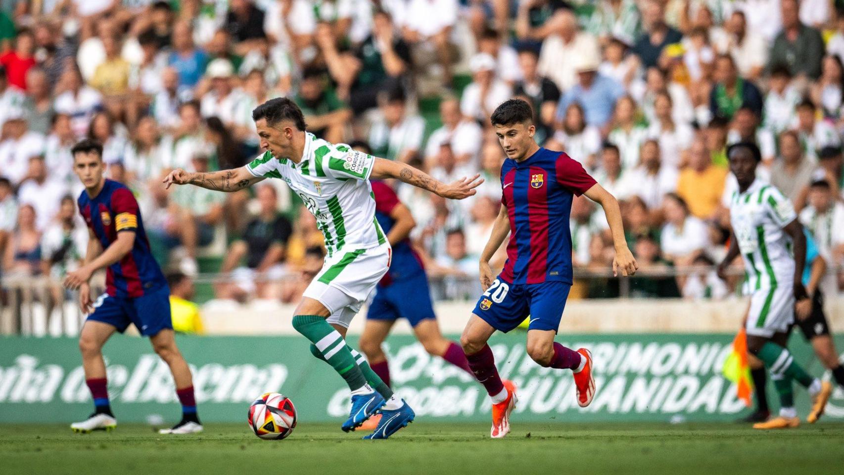 Unai Hernández disputa el balón en el partido del Barça B contra el Córdoba