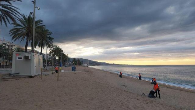 La playa de Badalona tras la verbena de Sant Joan