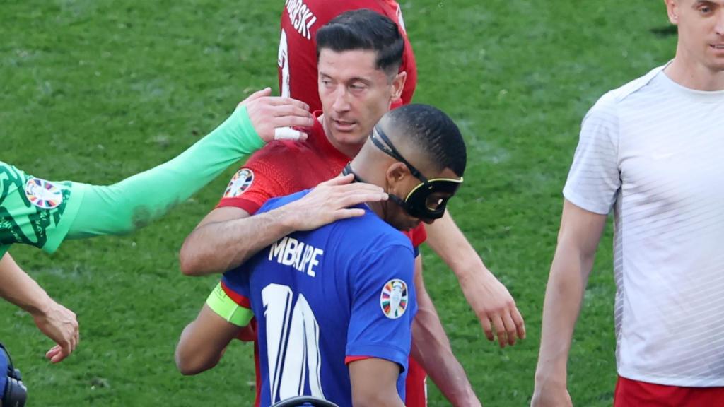 Lewandowski saluda a Mbappé tras el partido de Polonia contra Francia