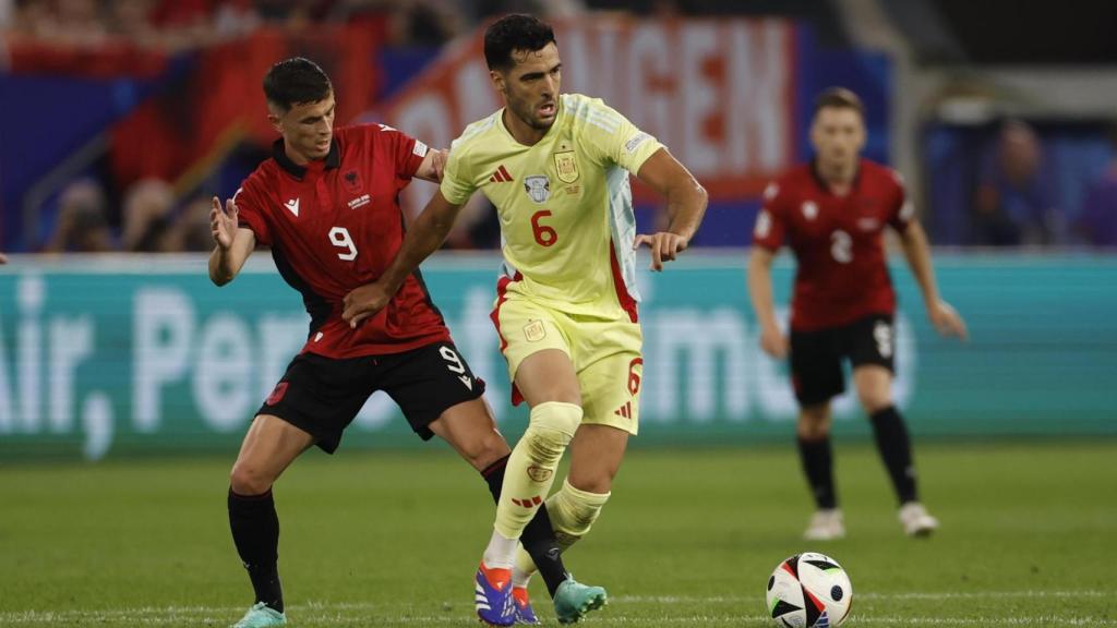 Mikel Merino controla el balón ante Albania